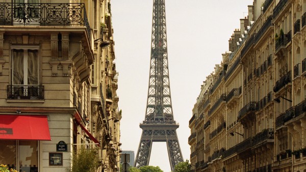 Zona residencial cerca de la Torre Eiffel, en París. Zona residencial cerca de la Torre Eiffel, en París.