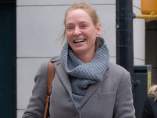 Uma Thurman, pillada sin maquillaje y con canas se ríe de los fotógrafos