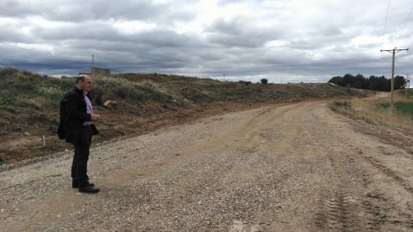 El alcalde de Alcañiz, en el camino que está en obras El alcalde de Alcañiz, en el camino que está en obras