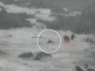 Guardia civil se juega la vida para rescatar a una inmigrante