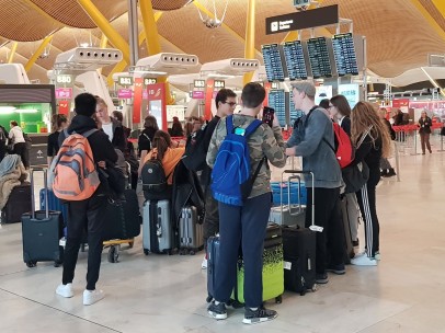 Viajeros haciendo cola en el aeropuerto de Barajas