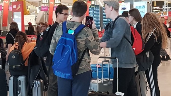 Viajeros haciendo cola en el aeropuerto de Barajas Viajeros haciendo cola en el aeropuerto de Barajas
