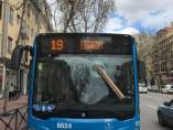 Detenido por agredir a un conductor de la EMT arrojándole un tablón a la luna del autobús