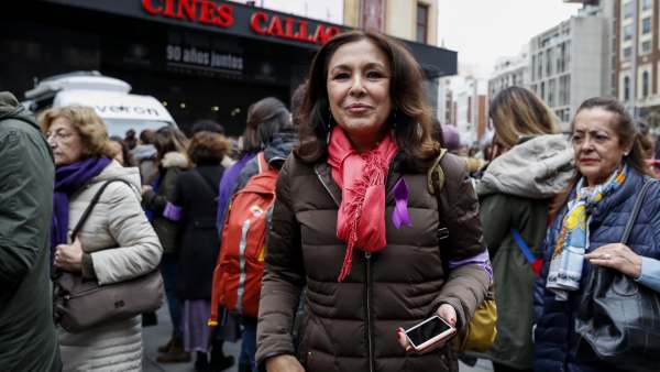 La periodista Isabel Gemio en el acto " las periodistas paramos " durante la huelga general femenina con motivo del día Internacional de la Mujer en Madrid. La periodista Isabel Gemio en el acto " las periodistas paramos " durante la huelga general femenina con motivo del día Internacional de la Mujer en Madrid.