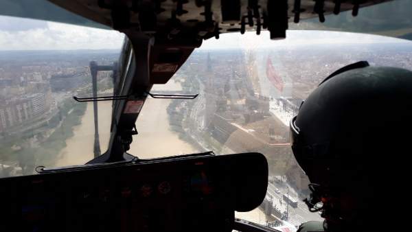 Un helicóptero de la Guardia Civil sobrevolando hoy el Ebro en Zaragoza Un helicóptero de la Guardia Civil sobrevolando hoy el Ebro en Zaragoza