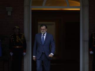 Rajoy sale a recibir en la Moncloa al primer ministro de Dinamarca