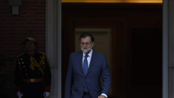 Rajoy sale a recibir en la Moncloa al primer ministro de Dinamarca Rajoy sale a recibir en la Moncloa al primer ministro de Dinamarca