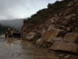 Mueren los dos ocupantes de un coche sepultado por un alud de rocas en una carretera de Lleida