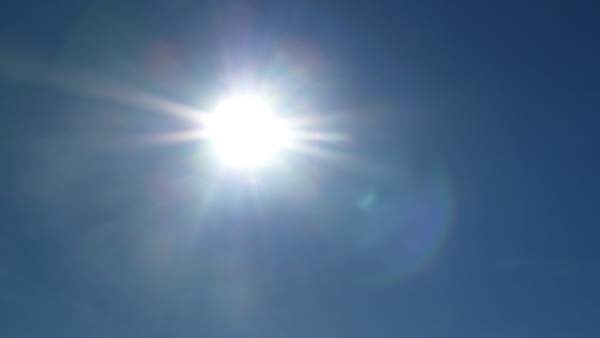 Cielo despejado con el sol brillando Cielo despejado con el sol brillando