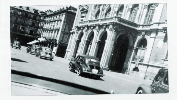 Los primeros Renault 4 CV desfilan por la Plaza Mayor de Valladolid en 1953 Los primeros Renault 4 CV desfilan por la Plaza Mayor de Valladolid en 1953