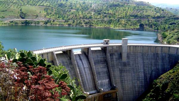 Embalse presa Casasola agua suministro riego naturaleza Embalse presa Casasola agua suministro riego naturaleza