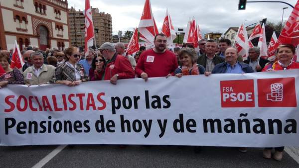 Adrián Barbón en la manifestación en defensa de las pensiones. Adrián Barbón en la manifestación en defensa de las pensiones.