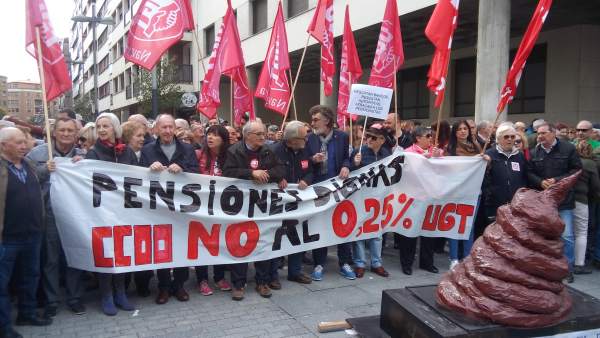 Concentración de UGT y CCOO para reclamar 'pensiones dignas' Concentración de UGT y CCOO para reclamar 'pensiones dignas'