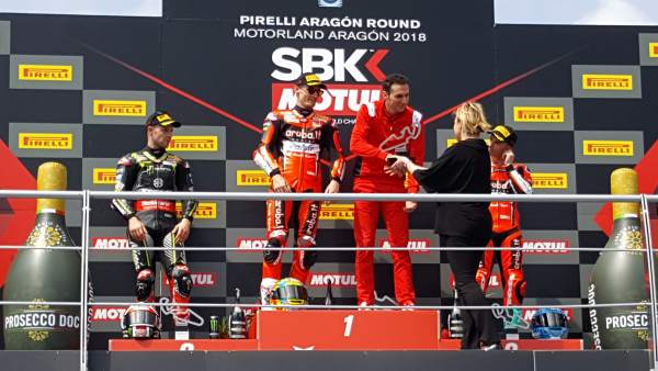 Gastón entrega los trofeos en el podium del Campeonato de Superbikes 2018. Gastón entrega los trofeos en el podium del Campeonato de Superbikes 2018.
