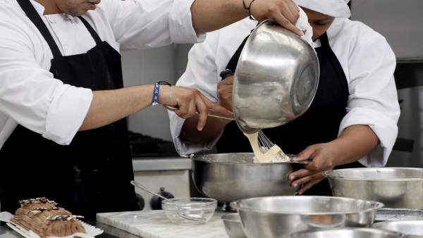 Internos de Huelva se benefician de un curso de cocina de la Obra Social Caixa. Internos de Huelva se benefician de un curso de cocina de la Obra Social Caixa.