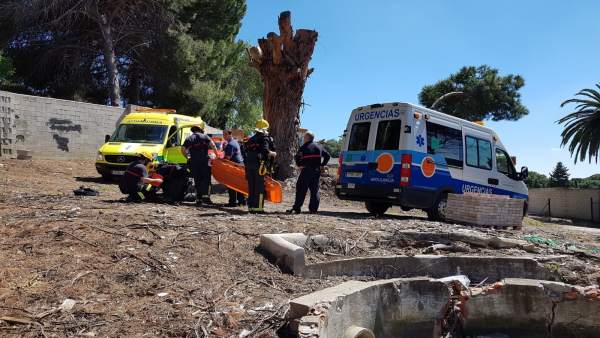 Efectivos operarios de bomberos málaga capital asisten mujer caída montes málaga Efectivos operarios de bomberos málaga capital asisten mujer caída montes málaga
