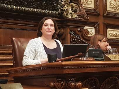 La alcaldesa de Barcelona, Ada Colau, en el pleno municipal.