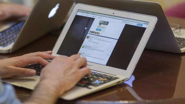 Redes sociales, internet, dispositivo, ordenador portátil, trabajo, autónomo Redes sociales, internet, dispositivo, ordenador portátil, trabajo, autónomo