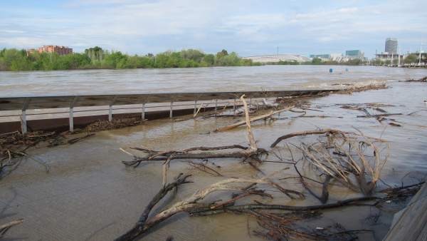 La crecida del Ebro a su paso por Zaragoza. La crecida del Ebro a su paso por Zaragoza.