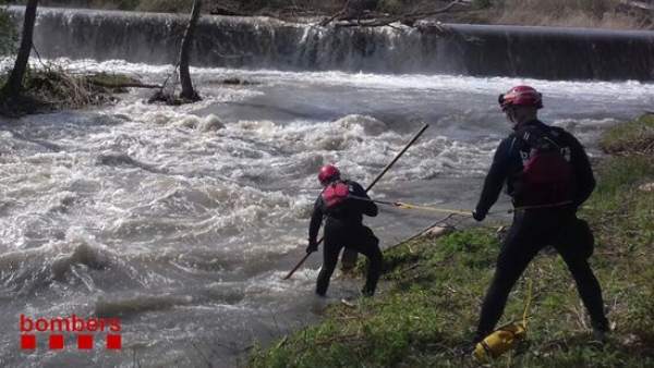 Pla general de los efectivos de los Bomberos buscando al hombre desaparecido en Gironella. Pla general de los efectivos de los Bomberos buscando al hombre desaparecido en Gironella.