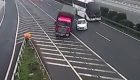 Se para en medio de autopista y causa dos accidentes