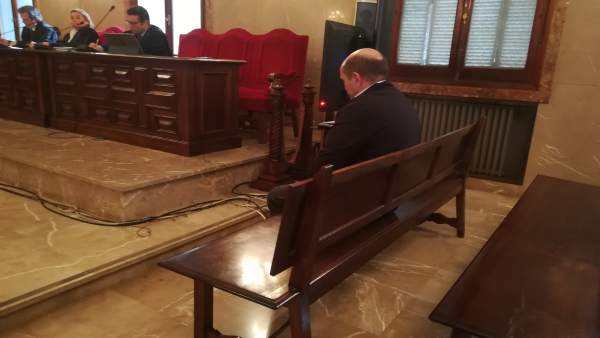 El acusado de grabar vídeos íntimos de menores en la Audiencia El acusado de grabar vídeos íntimos de menores en la Audiencia