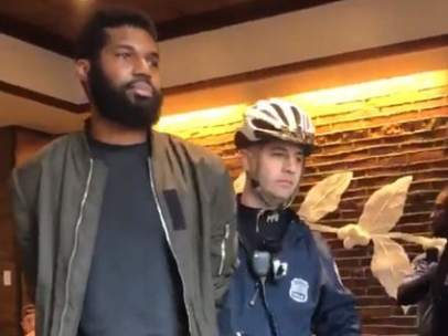Afroamericanos arrestados en un Starbucks.