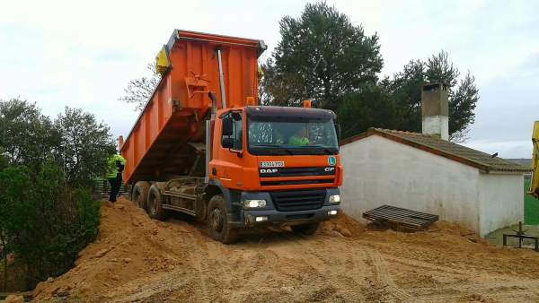 Una de las máquinas de la DPZ trabajando en Quinto de Ebro Una de las máquinas de la DPZ trabajando en Quinto de Ebro