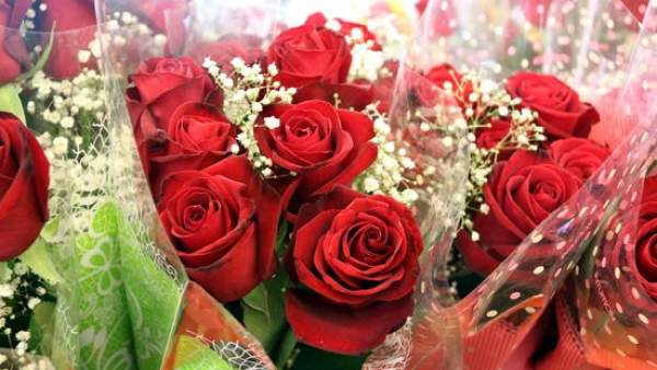 Primer plano de ramos de rosas en en Mercado de la Flor. Primer plano de ramos de rosas en en Mercado de la Flor.