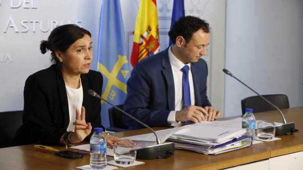 Los consejeros Dolores Carcedo y Guillermo Martínez tras un consejo de Gobierno Los consejeros Dolores Carcedo y Guillermo Martínez tras un consejo de Gobierno