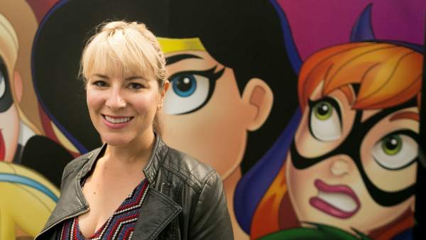 Shea Fontana, guionista de la serie animada y de cómics Super Hero Girls. Shea Fontana, guionista de la serie animada y de cómics Super Hero Girls.