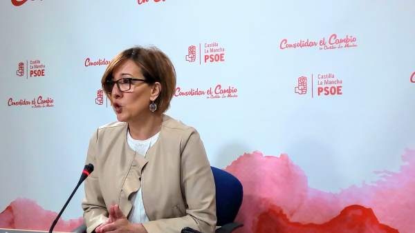 La portavoz socialista en rueda de prensa La portavoz socialista en rueda de prensa