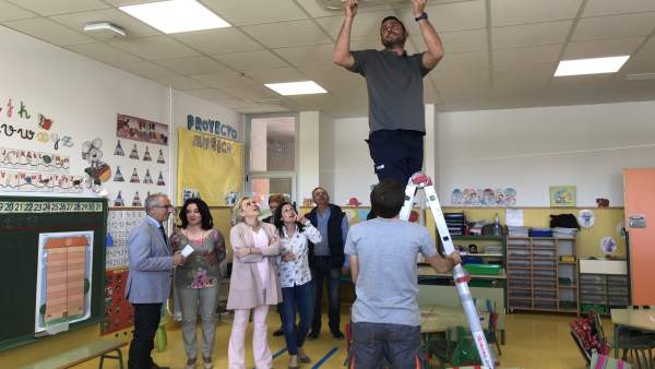 Martínez-Cachá en su visita colegio PLan Climatización Martínez-Cachá en su visita colegio PLan Climatización