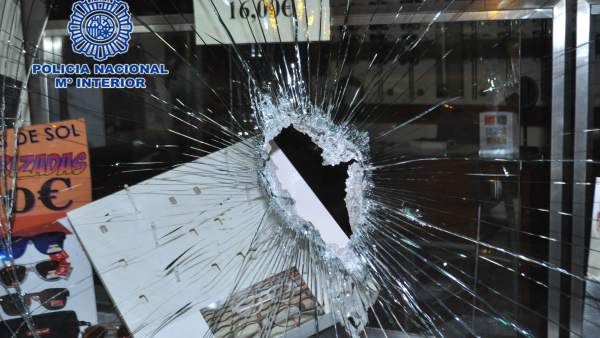 Escaparate fracturado, robo Escaparate fracturado, robo