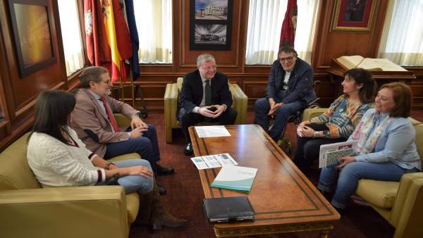 Miembros del Ayuntamiento y de Aspaym durante la reunión. Miembros del Ayuntamiento y de Aspaym durante la reunión.