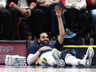 Ricky Rubio descansa durante un partido