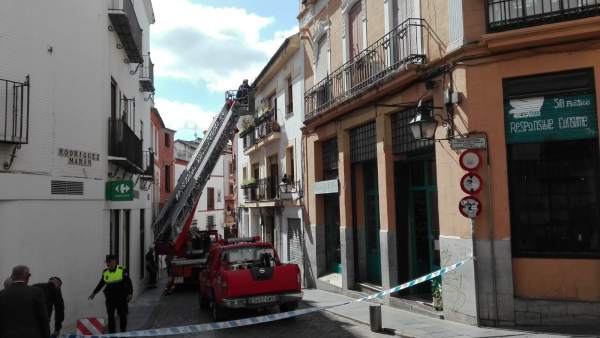 Actuación de los Bomberos tras la caída de una cornisa, saneamiento de fachada Actuación de los Bomberos tras la caída de una cornisa, saneamiento de fachada