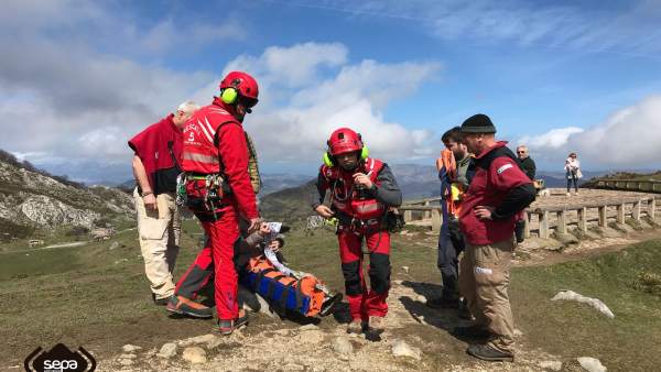 Mujer herida en una pierna en Cangas de Onís Mujer herida en una pierna en Cangas de Onís