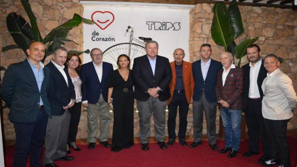 FOTO FAMILIA CON DELEGADO EN EL CENTRO FOTO FAMILIA CON DELEGADO EN EL CENTRO