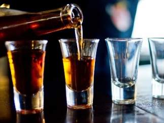 Vasos con alcohol.