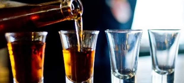 Vasos con alcohol.