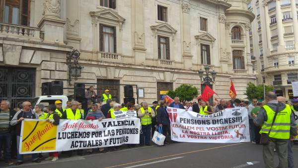 Centenars de persones es concentren a València pel futur de les pensions Centenars de persones es concentren a València pel futur de les pensions