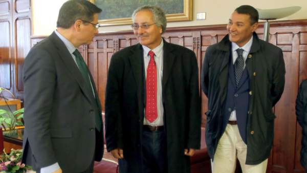 VISITA DEL MINISTRO SAHARAUI DE COOPERACIÓN A LA JUNTA GENERAL VISITA DEL MINISTRO SAHARAUI DE COOPERACIÓN A LA JUNTA GENERAL