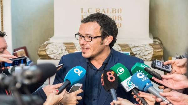 José María González, alcalde de Cádiz, atendiendo a los medios José María González, alcalde de Cádiz, atendiendo a los medios