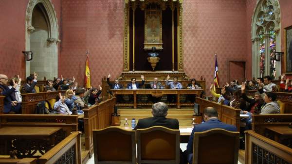 Votación en el pleno del Consell de Mallorca Votación en el pleno del Consell de Mallorca