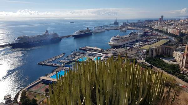 Cruceros en el puerto de Santa Cruz Cruceros en el puerto de Santa Cruz