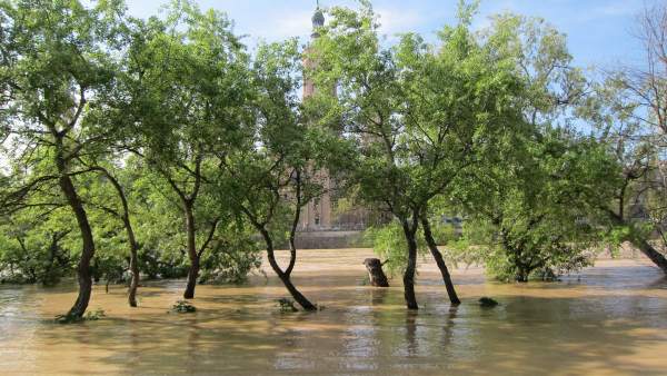 Crecida del Ebro a su paso por Zaragoza. Crecida del Ebro a su paso por Zaragoza.