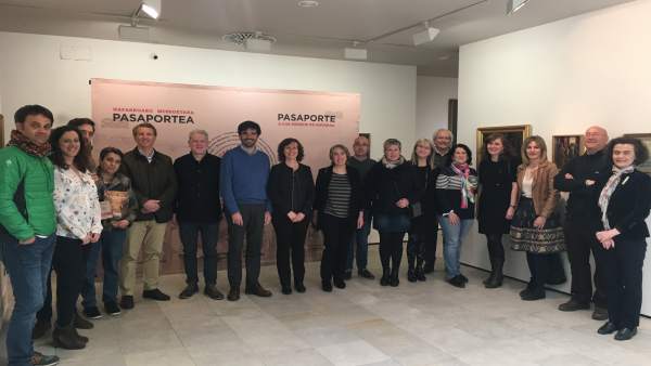 La consejera y el alcalde de Tudela junto a responsables de museos La consejera y el alcalde de Tudela junto a responsables de museos