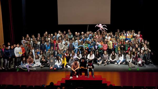 Ollo junto a los alumnos premiados Ollo junto a los alumnos premiados