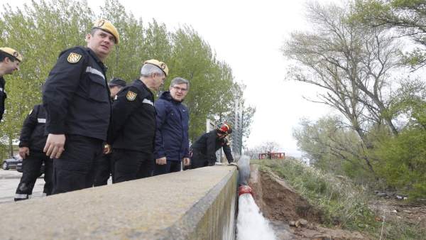 Vicente Guillén visita las labores que está realizando la UME en Cabañas de Ebro Vicente Guillén visita las labores que está realizando la UME en Cabañas de Ebro